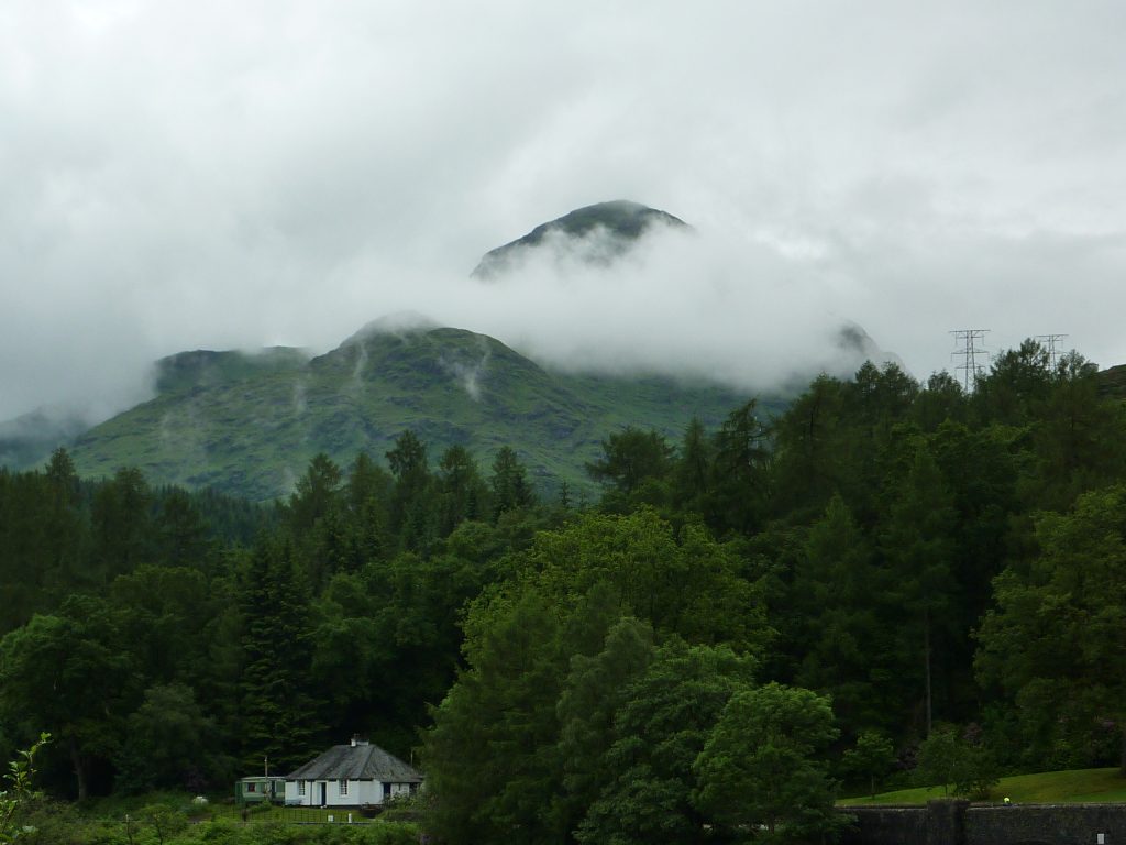 Berg mit Wolenhaube, Davor Wald